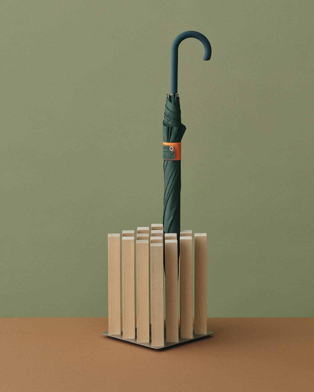 サイズは、W240×D240×H300mm。コーナーにも置きやすい正方形。