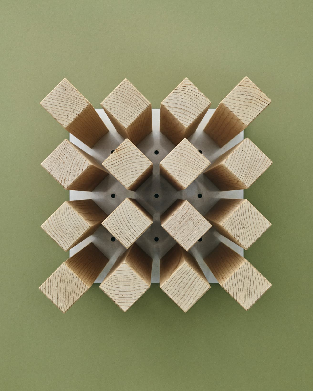 傘を倒さず綺麗に整理でき、取り出しやすい構造。スチールプレートには、排水のためパンチングが施されている。