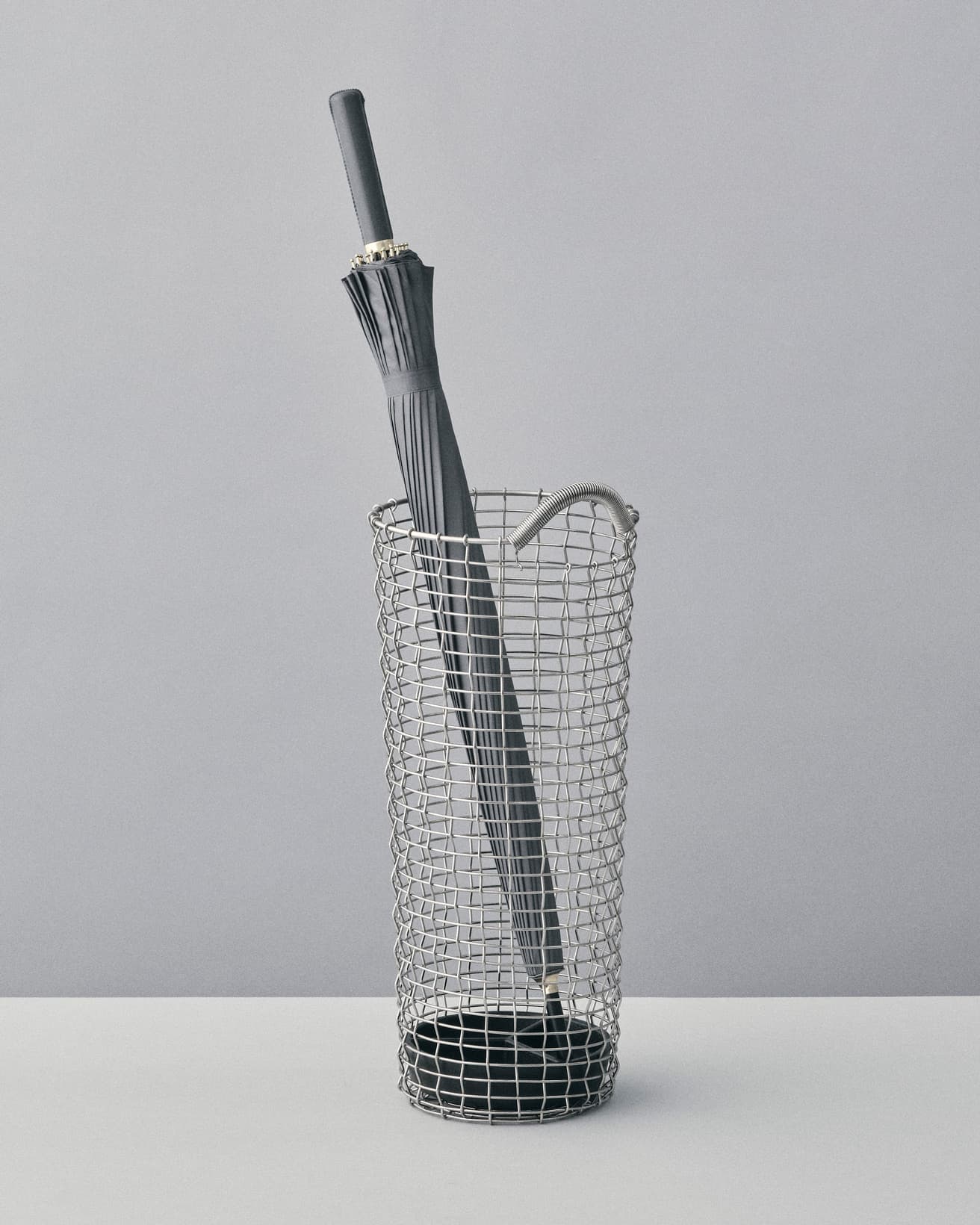 ステンレスで編み上げられたクールな表情。生活感の出やすい玄関もぐっとおしゃれに。