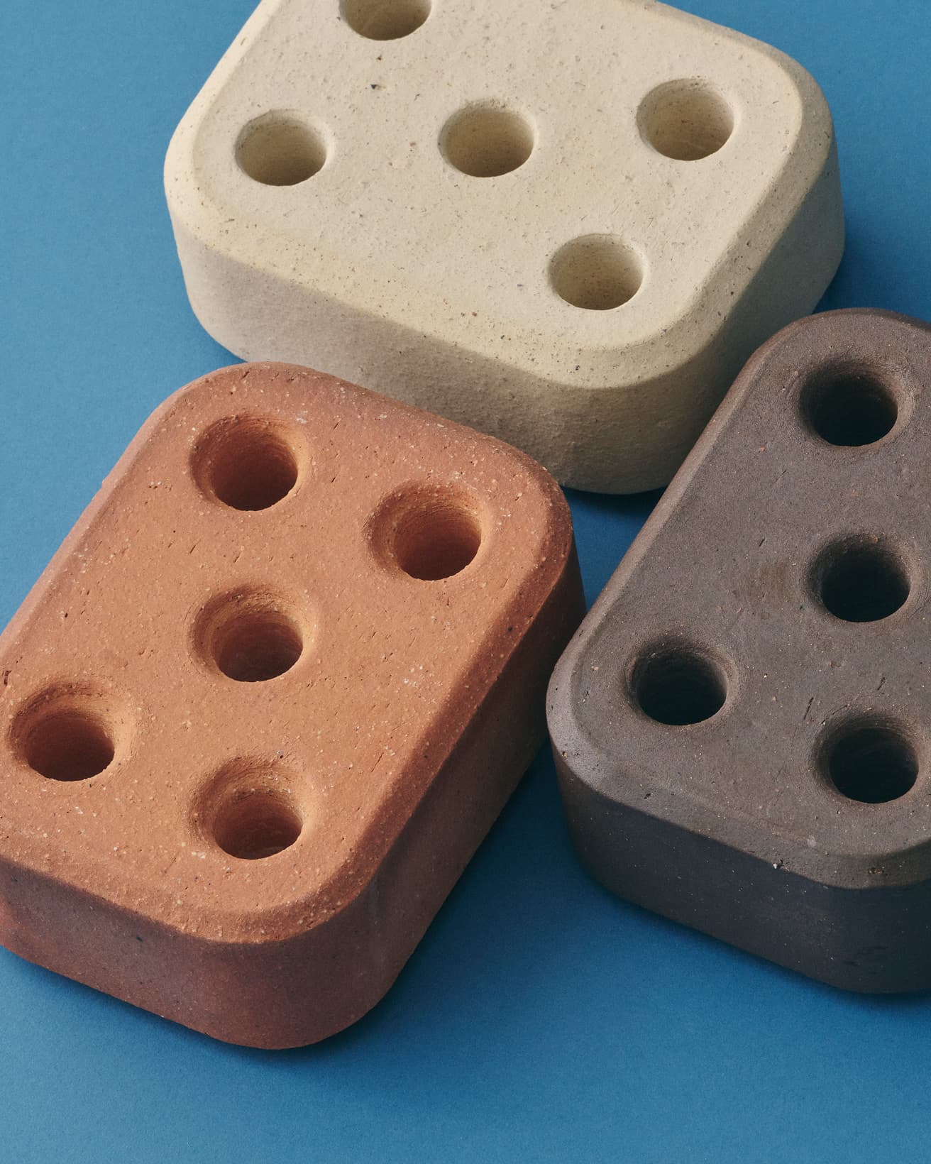 白系、赤系、黒系の3色展開。同じ色でもリサイクル素材特有の個体差がある。