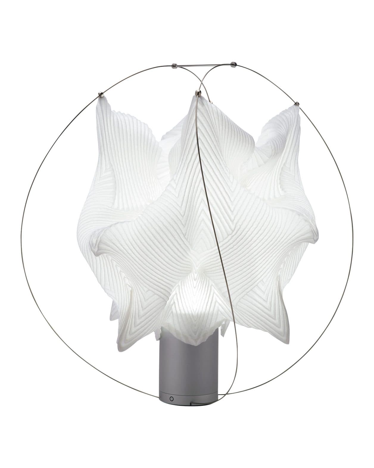 一枚の布から生まれる一輪の花のよう。〈A-POC ABLE ISSEY MIYAKE〉の新しい照明。