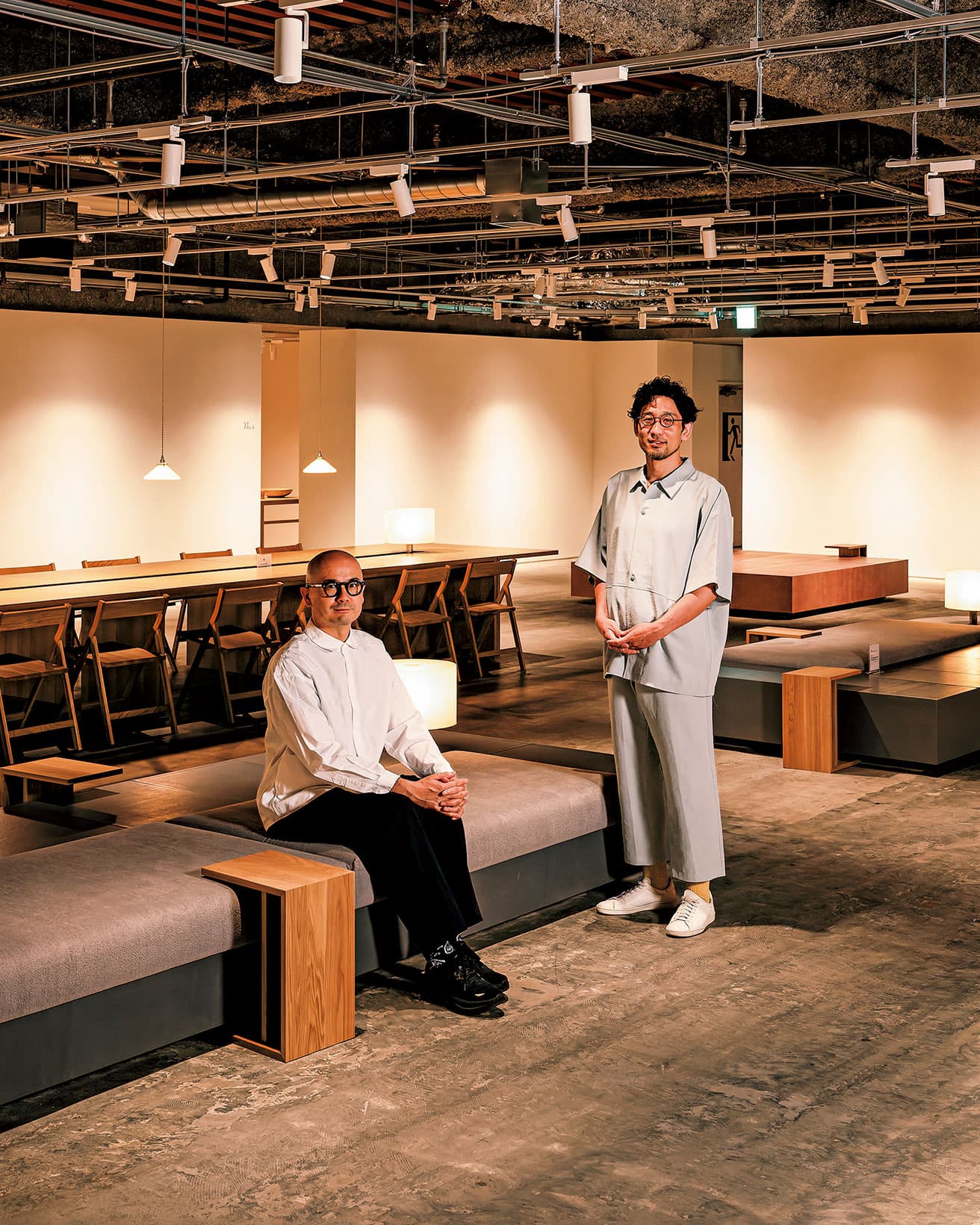 森岡（左）と内装設計を手がけた〈kafta architect〉の佐藤（右）。メインの部屋から写真奥のように部屋が繋がる、口の字形の構造をとる。