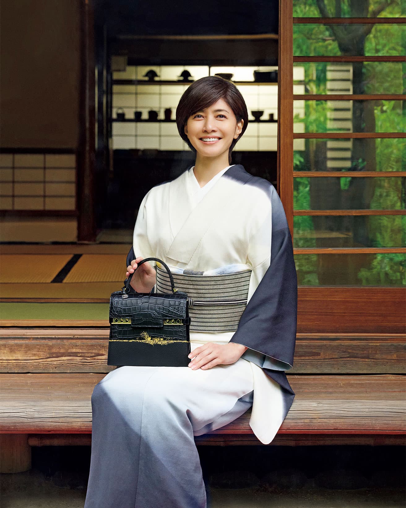 スタッズとメタルクラスプが印象的なバッグに金箔の美しい装飾がよく似合う《タンペート PM》。帯揚げ22,000円（和小物さくら／OHARIYA）。