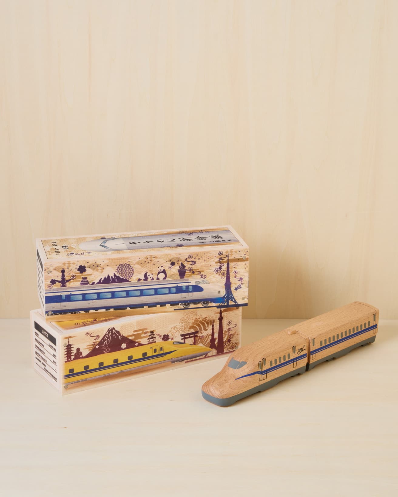 新幹線ファンにも、たまらないオリジナルグッズ。見た目も、手ざわりも、そして胃袋までも満たしてくれる。そうめん木箱の側面には、新幹線とともに沿線ゆかりの観光名所が描かれている。《池利 そうめん新幹線》各1,900円、《東海道新幹線N700S 木のおもちゃ》3,800円。