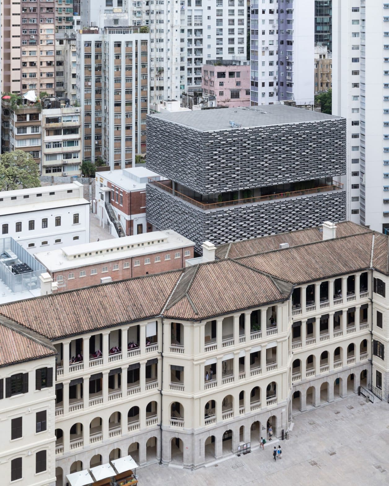 ヘルツォーク＆ド・ムーロンの建築と歴史的建造物が絡み合う、香港の現代美術の拠点〈大館〉へ。