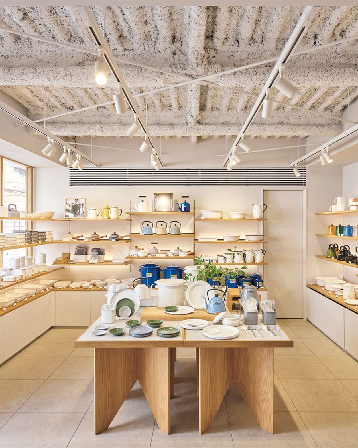 〈Puddle〉が設計した〈野田琺瑯〉初の旗艦店。清澄白河にオープン。