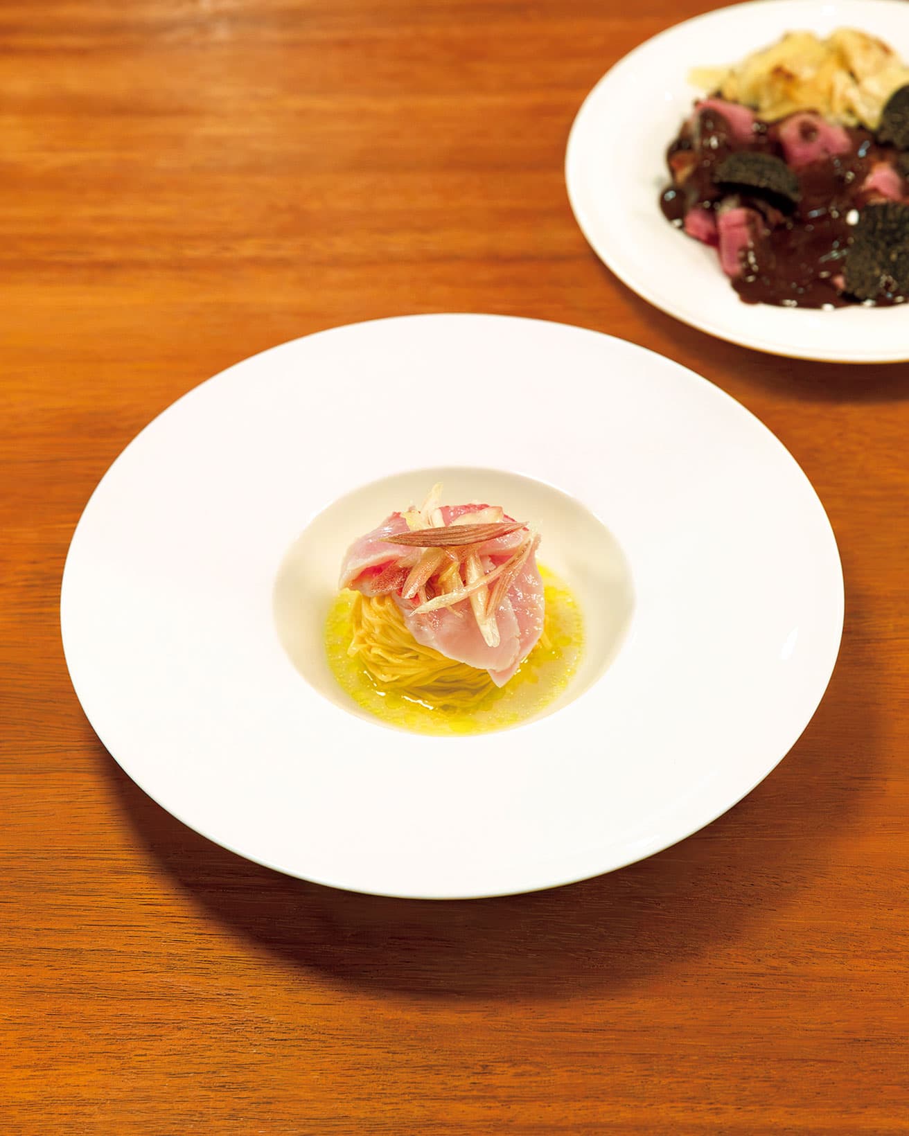鮮魚と茗荷の冷たいタヤリン2,200円、庄内鴨のロースト サルミソース4,600円。