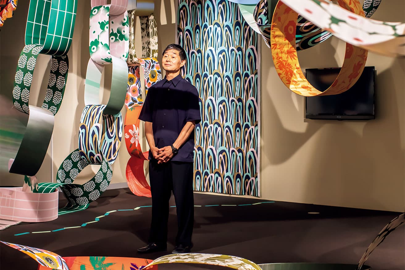 皆川 明の「Marimekko’s Timeless World」。奥のファブリックが展覧会を機にデザインした《Tuulla》。マリメッコが時代を超え普遍的なデザインを作り続けてきたことを伝える。