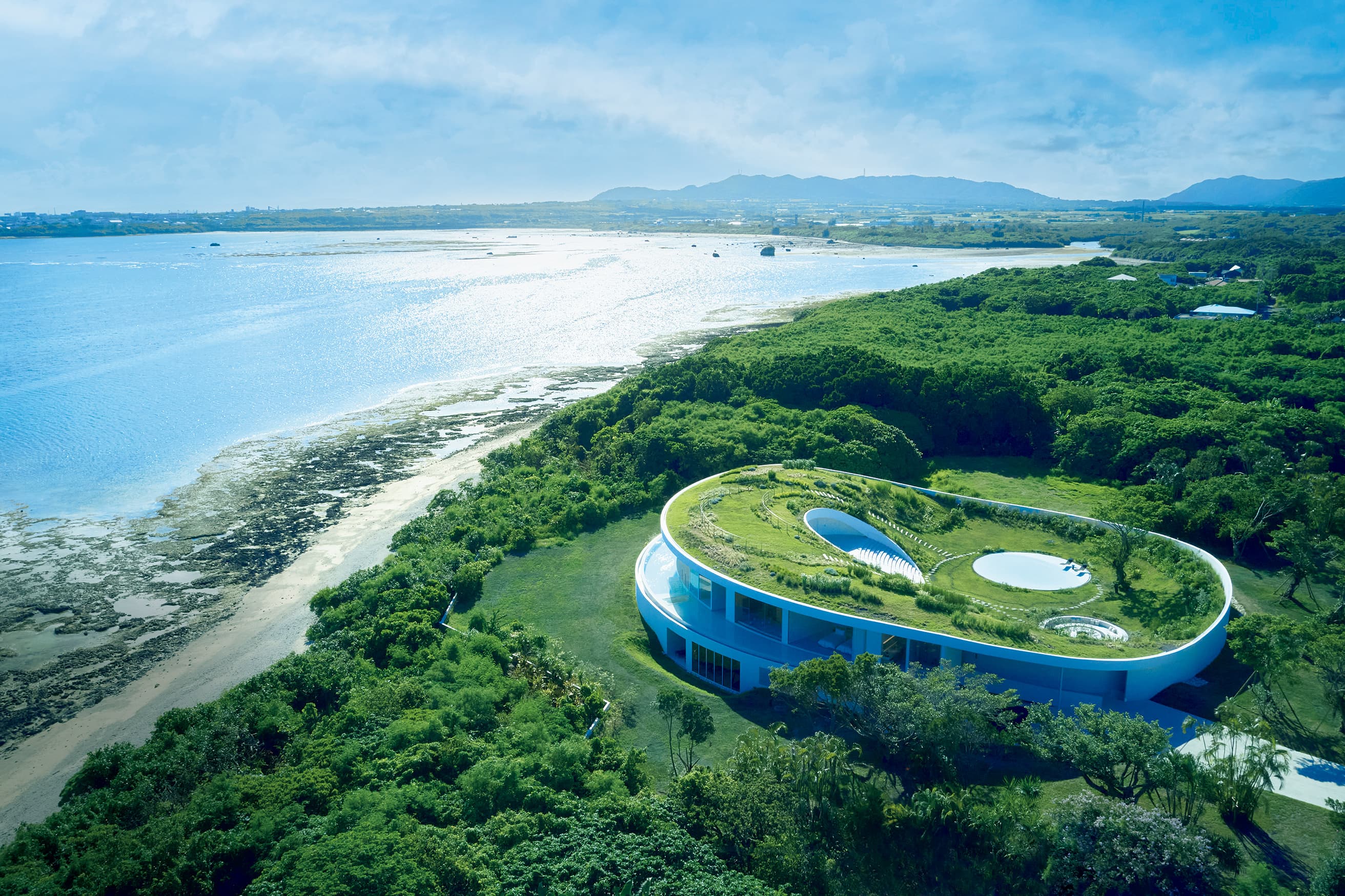 緑と海に溶け込む唯一無二の建築。藤本壮介が手がけた地球を感じるヴィラ〈NOT A HOTEL ISHIGAKI 〉が完成。