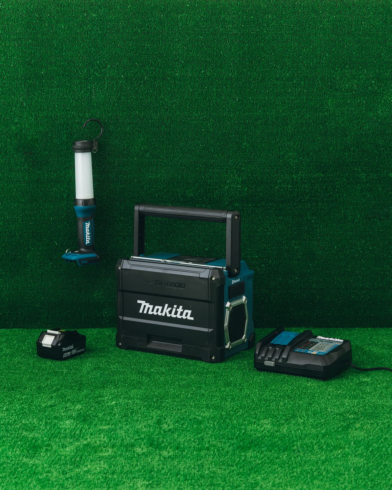 充電式ラジオ付テレビ、充電式LEDワークライト、18Vリチウムイオンバッテリと充電器がセットになった《防災用コンボキット CK1012》（ツールバッグ付き）107,100円。