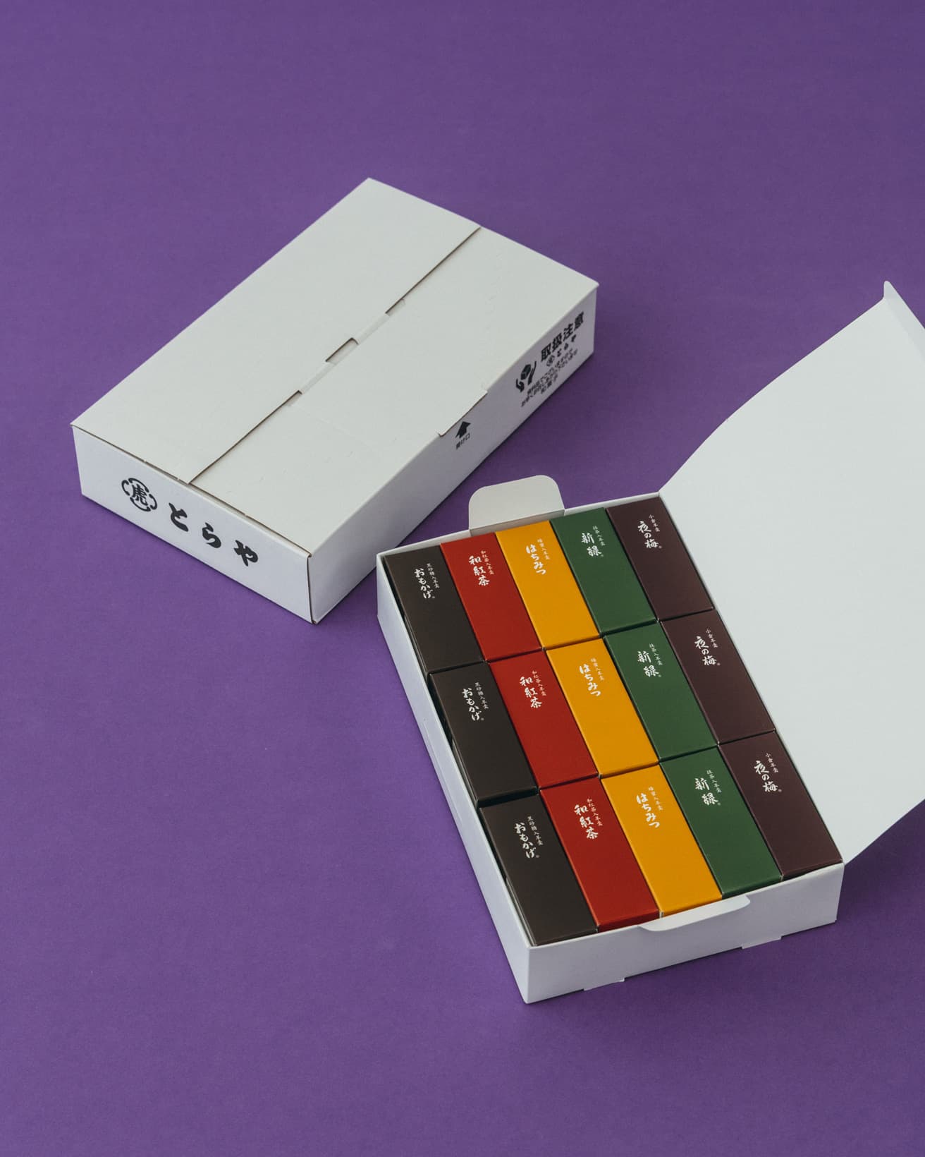 環境に配慮し、緩衝材やテープを使わず梱包された外箱。中の簡易箱には5種類の小形羊羹がそれぞれ6本ずつ詰められていて、そのまま保管できる。賞味期限は製造から1年。《ご自宅用 小形羊羹 30本入》9,720円。