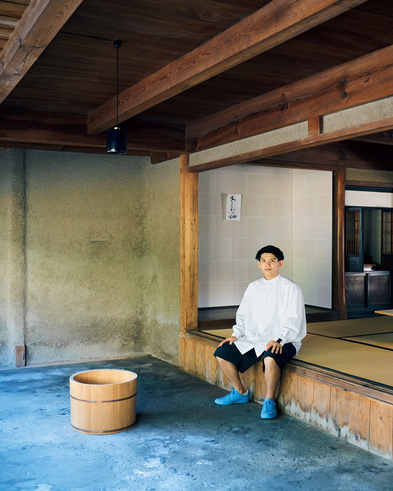 自ら手がけた〈間人（たいざ）スタジオ〉に佇む橋詰隼弥。彼が参画するNPO法人は間人で「明日の畑」プロジェクトを主催している。