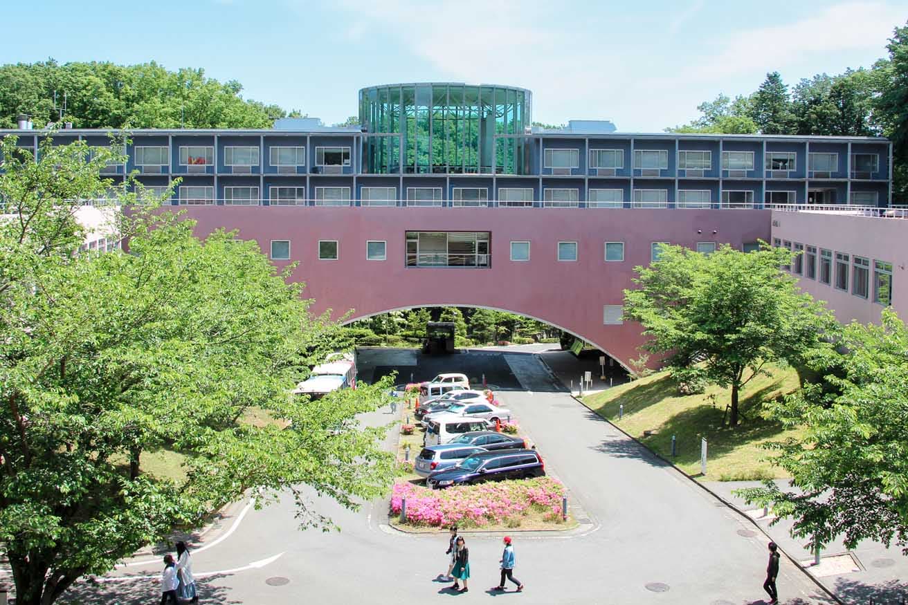 〈東京造形大学〉、磯崎新による〈1号館〉。