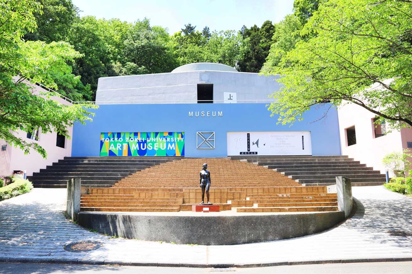 白井晟一の原案による〈東京造形大学附属美術館〉。内部では白井らしい静けさに満ちた空間が広がる。