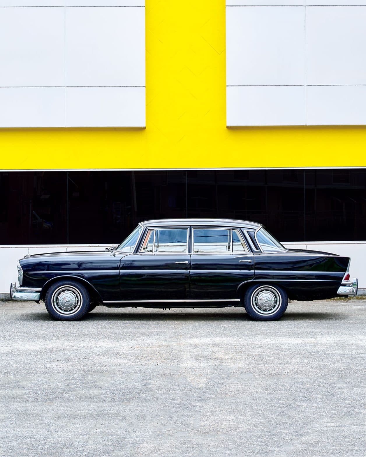 Chill CARS｜《メルセデス・ベンツ W111》優美な外観と工芸品のような内装を保つ、威厳ある高級車。