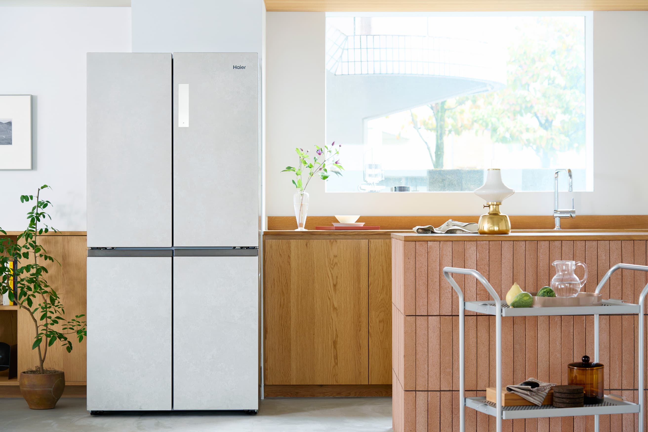 冷凍を主役にした〈ハイアール〉の冷蔵庫。すっきりとしたデザインと置き場所や使い方の自由度の高さも嬉しい人気の2機種。　