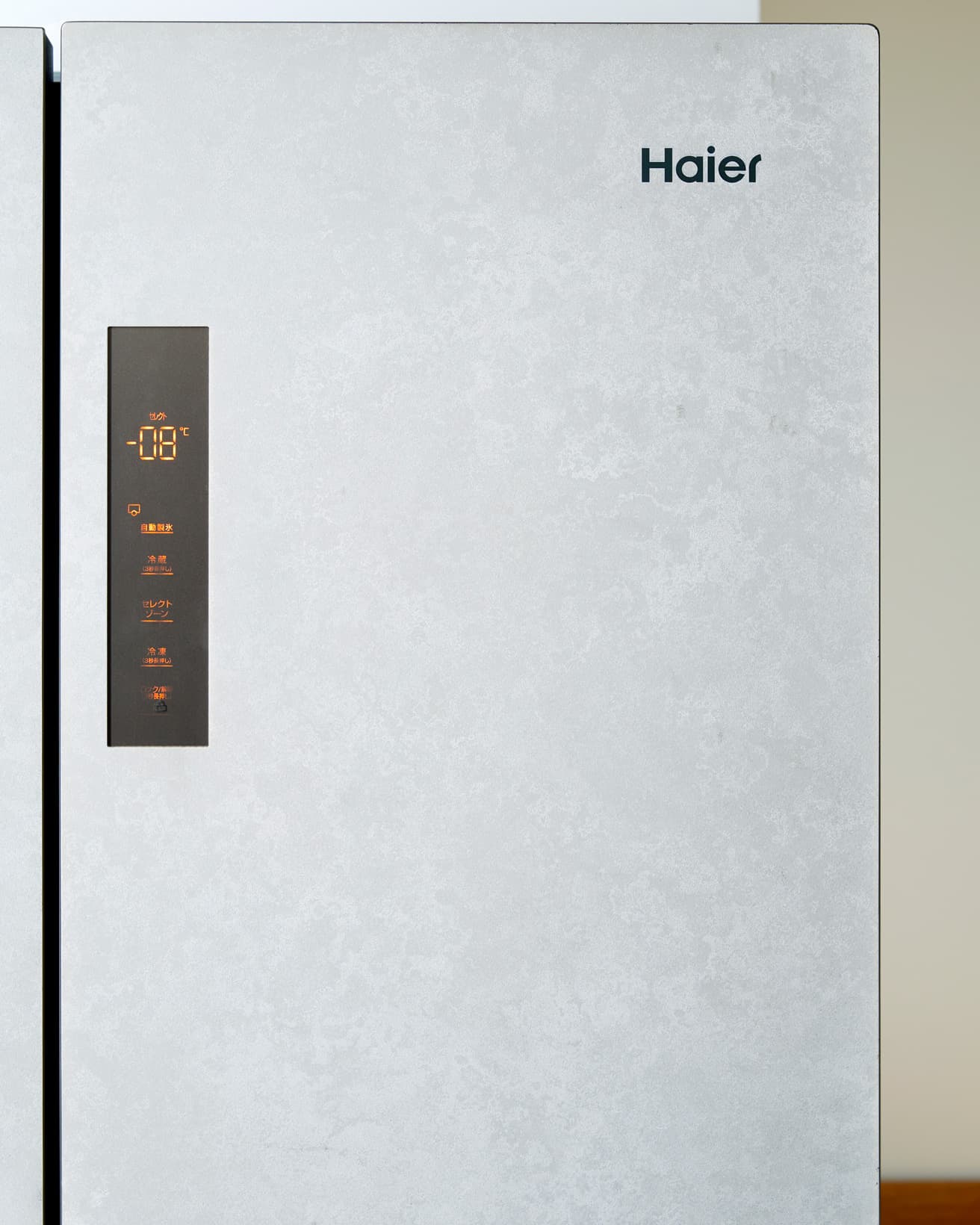 扉にはタッチ式操作パネル。庫内の温度調整、急冷蔵、急冷凍などのモードも扉を開け閉めせずに設定できる。上部にあるので誤って操作することもない。
