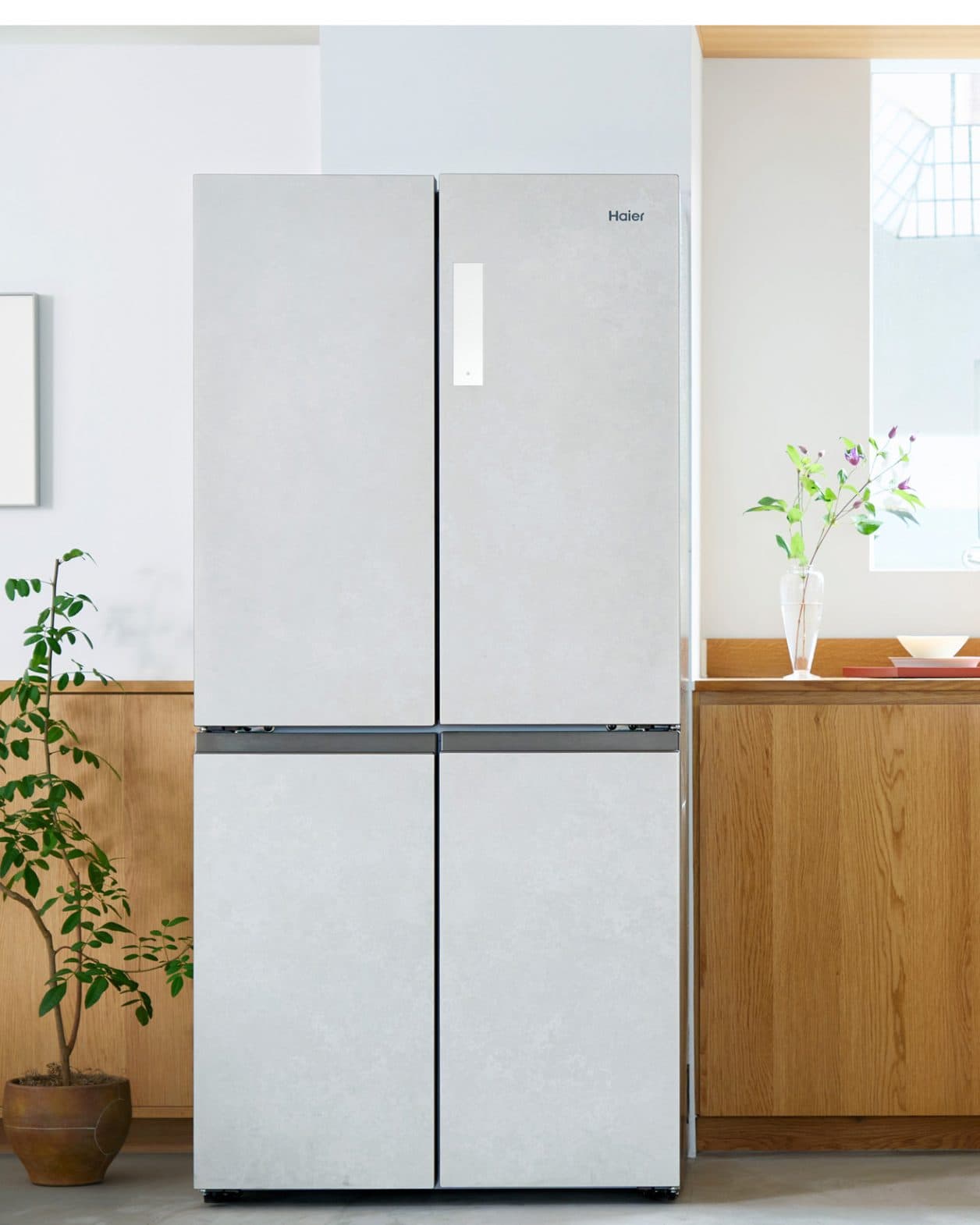 冷凍を主役にした〈ハイアール〉の冷蔵庫。すっきりとしたデザインと置き場所や使い方の自由度の高さも嬉しい人気の2機種。　