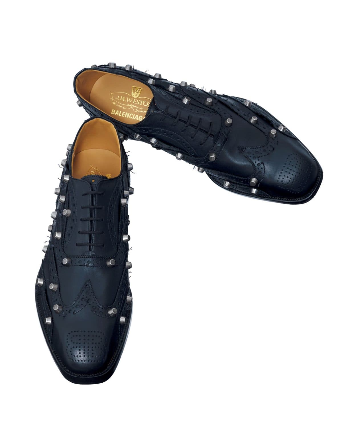 伝統のダービーシューズにスタッズの刺激を。〈BALENCIAGA〉と〈J.M. WESTON〉が初コラボ。