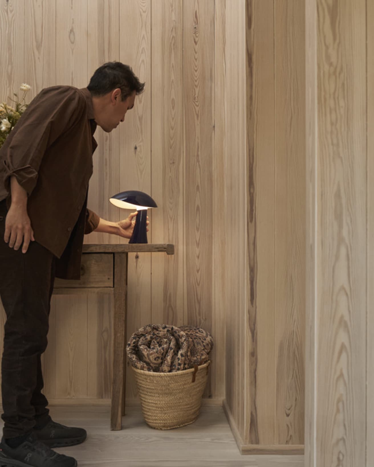 《ルーミー》を手にするタン。重さ750gと軽量で、手軽に持ち運ぶことができる。