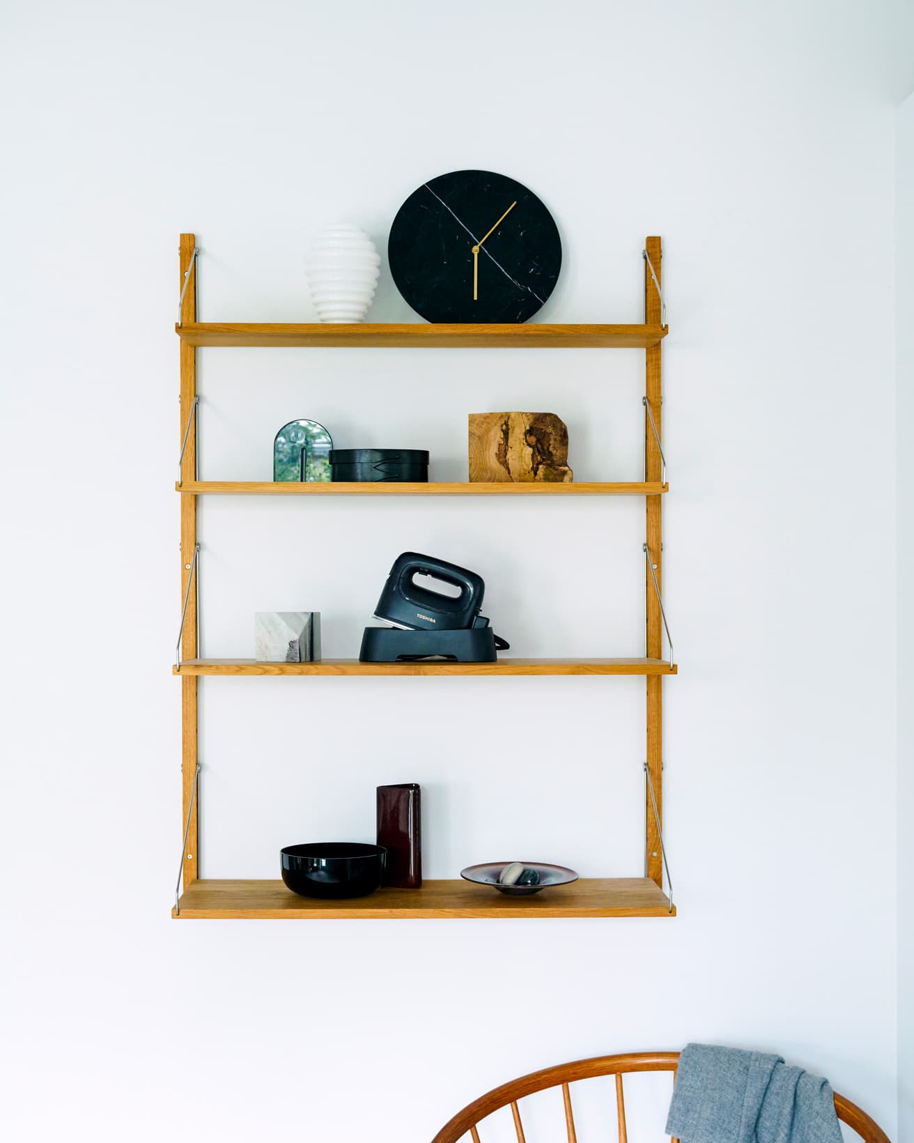 東芝ライフスタイル  コードレス衣類スチーマー
コードレスでもコード付きでも、スチーマーとアイロンの機能が使える《TAS-X80》。水タンク容量：約130mL。本体質量：約650g（コードレス時）。収納時寸法：L約228╳W約90╳H約181㎜。本体色：（K）ストーンブラック。オープン価格。

光沢を抑え、ほんのり暖色を帯びた黒をまとったカラーリングは、文字盤に石板を使った時計などのオブジェクトとも相性がよい。
