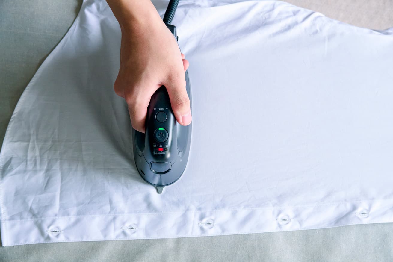 長辺が約17.5cmの広いかけ面で、効率的にシワを伸ばせる。先端部の「楽がけライン」はボタンまわりなどの細かい部分に。