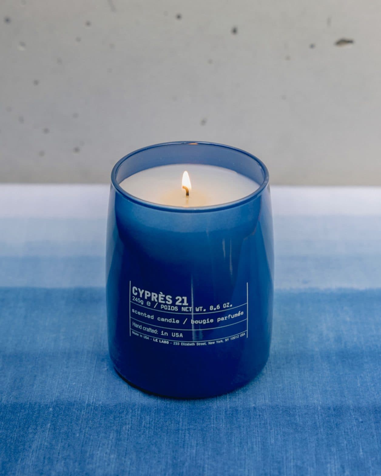 日本の藍染めにインスパイアされた〈ル ラボ〉のキャンドルと過ごす、静かで心地よい時間。