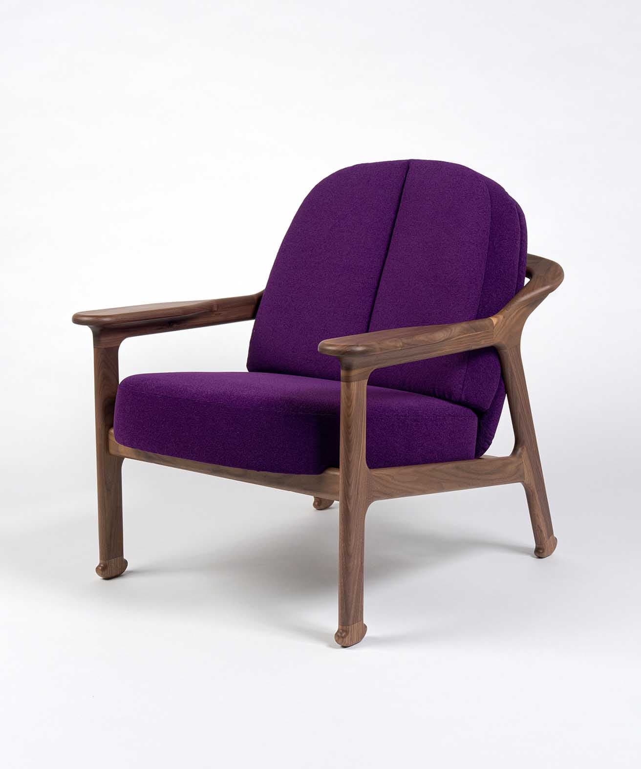 《帝劇コンフォートチェア “Encore”》designed by 清水久和（S&amp;O DESIGN）352,000円。W 700㎜ × D 825㎜ × H 810㎜（SH: 430㎜）。素材：帝劇モケット、ウォールナット。