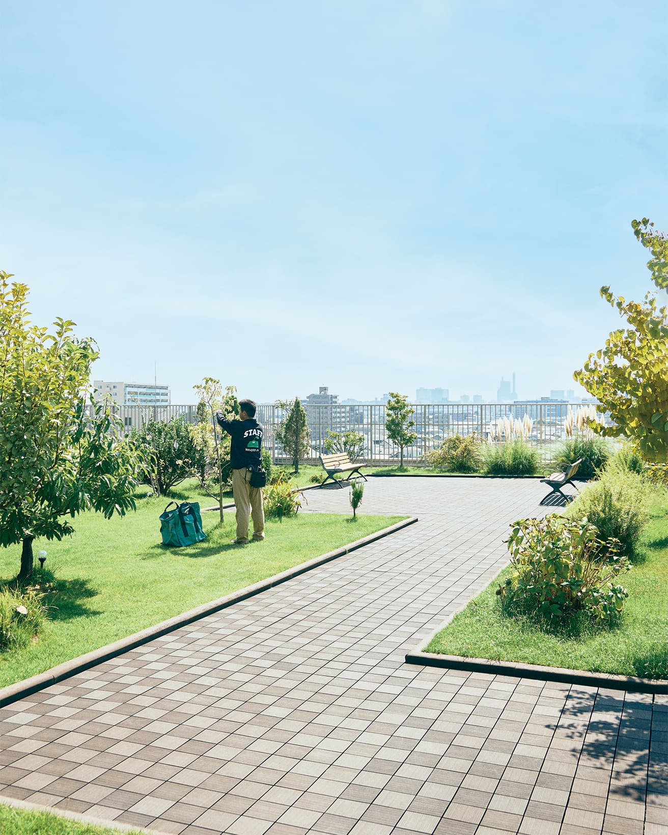 〈ボスケ〉が手がけている、老人ホーム〈アンサンブル大宮日進〉の屋上庭園。入居者に自然を楽しんでもらうべく、四季で代わる代わる花を咲かせる植物を植えている。