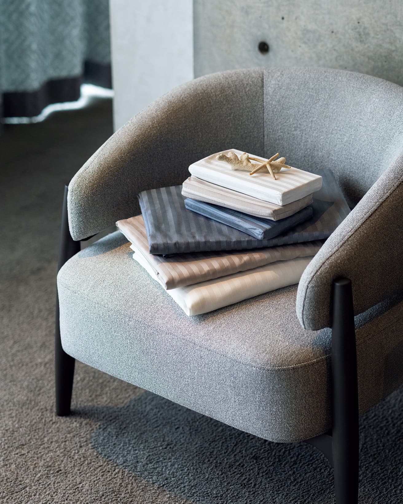 掛ふとんカバー各3,490円、まくらカバー各999円、1人用ソファ（Ｗ76×Ｄ68×Ｈ72㎝）39,990円（以上ニトリ）。貝殻はスタイリスト私物。