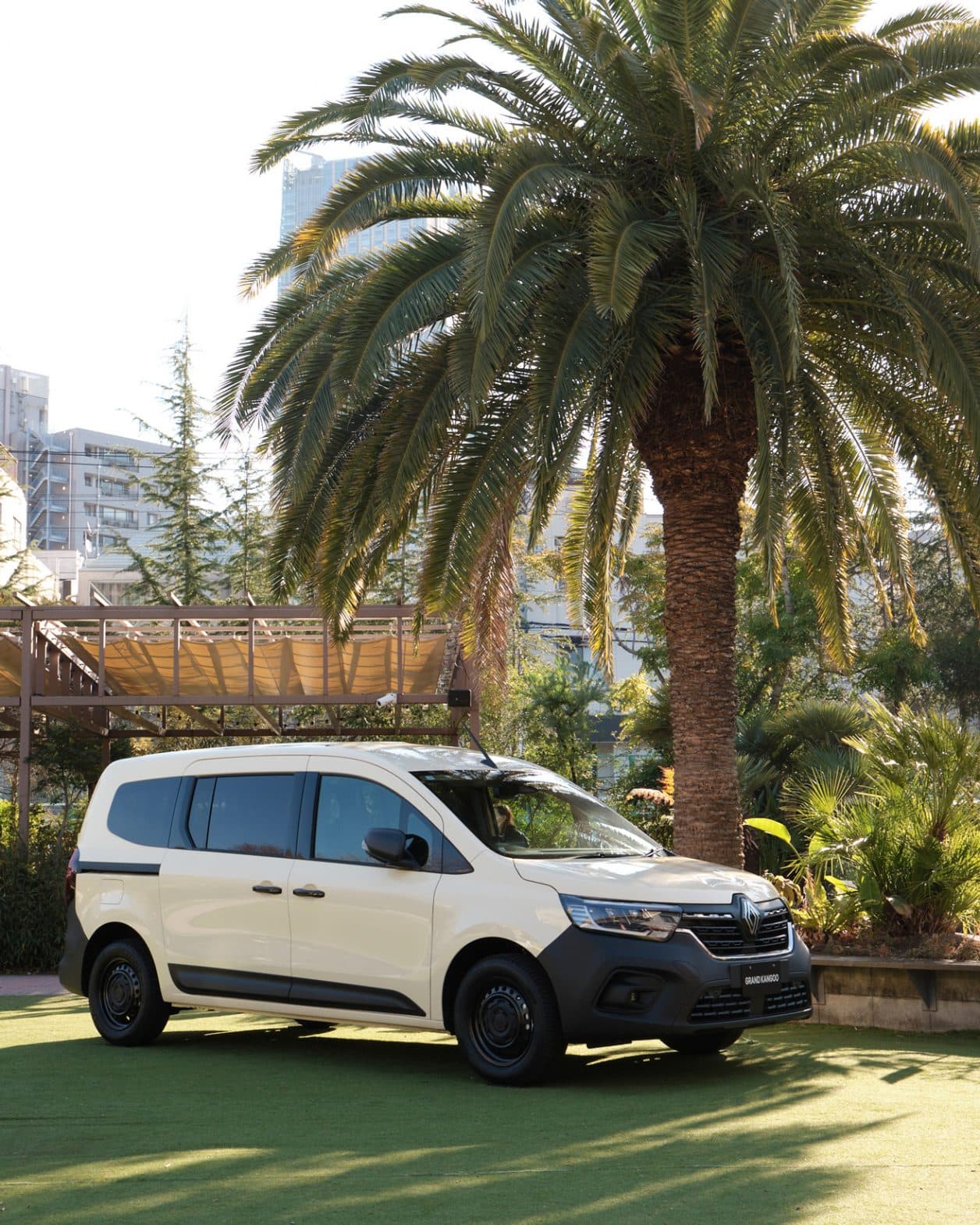 道具としての美しさを拡張する、7人乗り〈カングー〉。 今週末、南青山でイベントを開催。