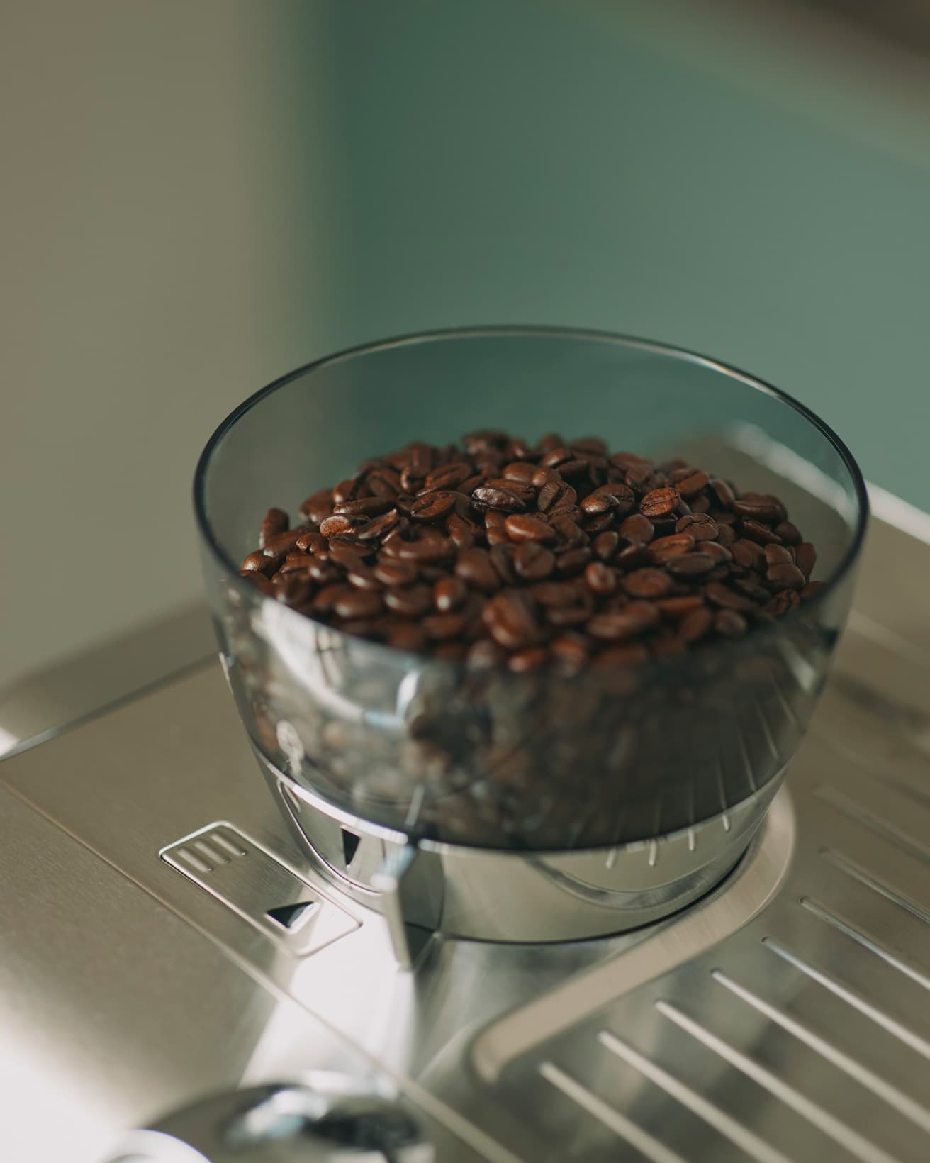 マシン上部のグラインダー。ホッパーには好みのコーヒー豆を。