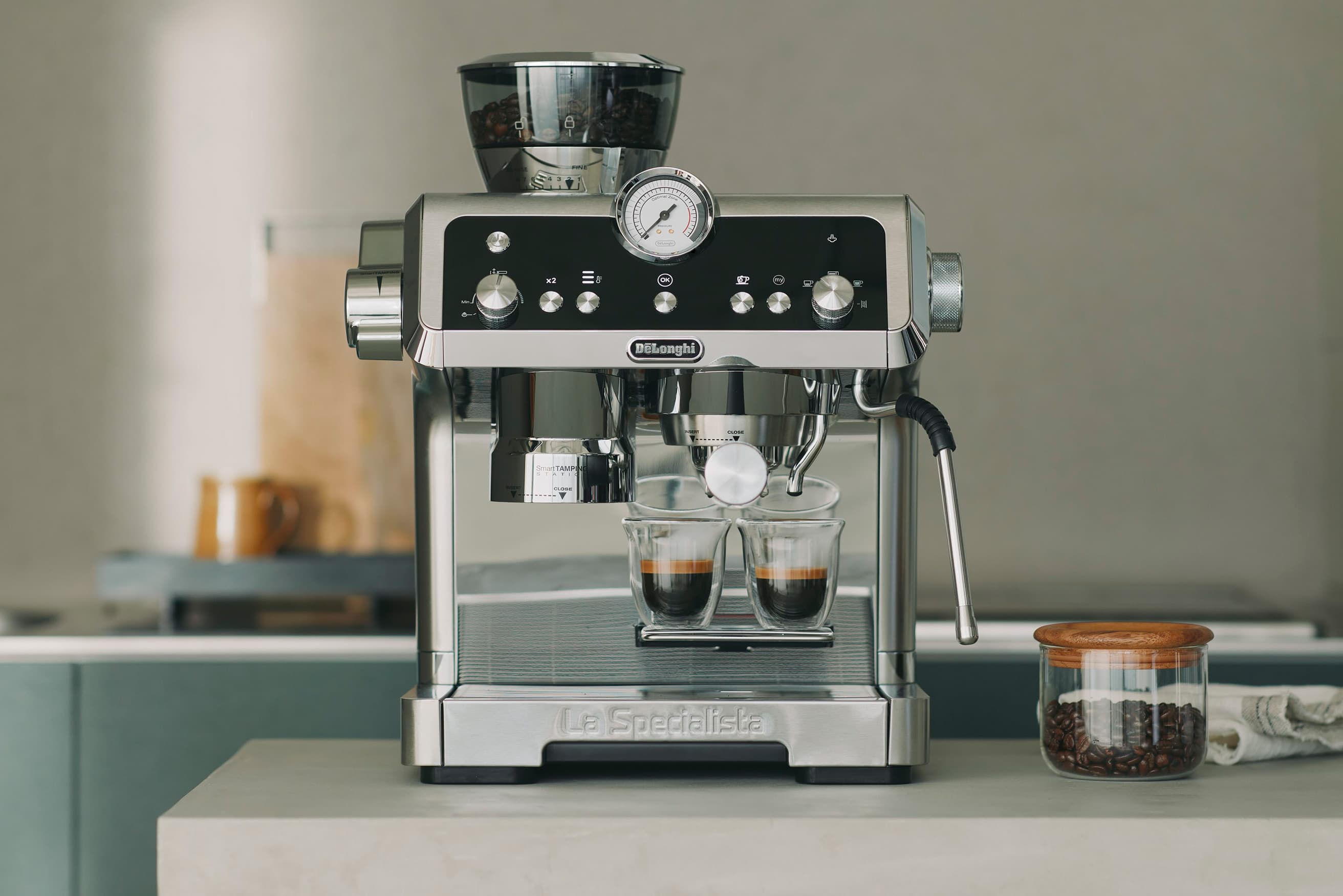 〈デロンギ〉淹れる所作までも愉しめる。 最高峰マシンで至福の一杯。