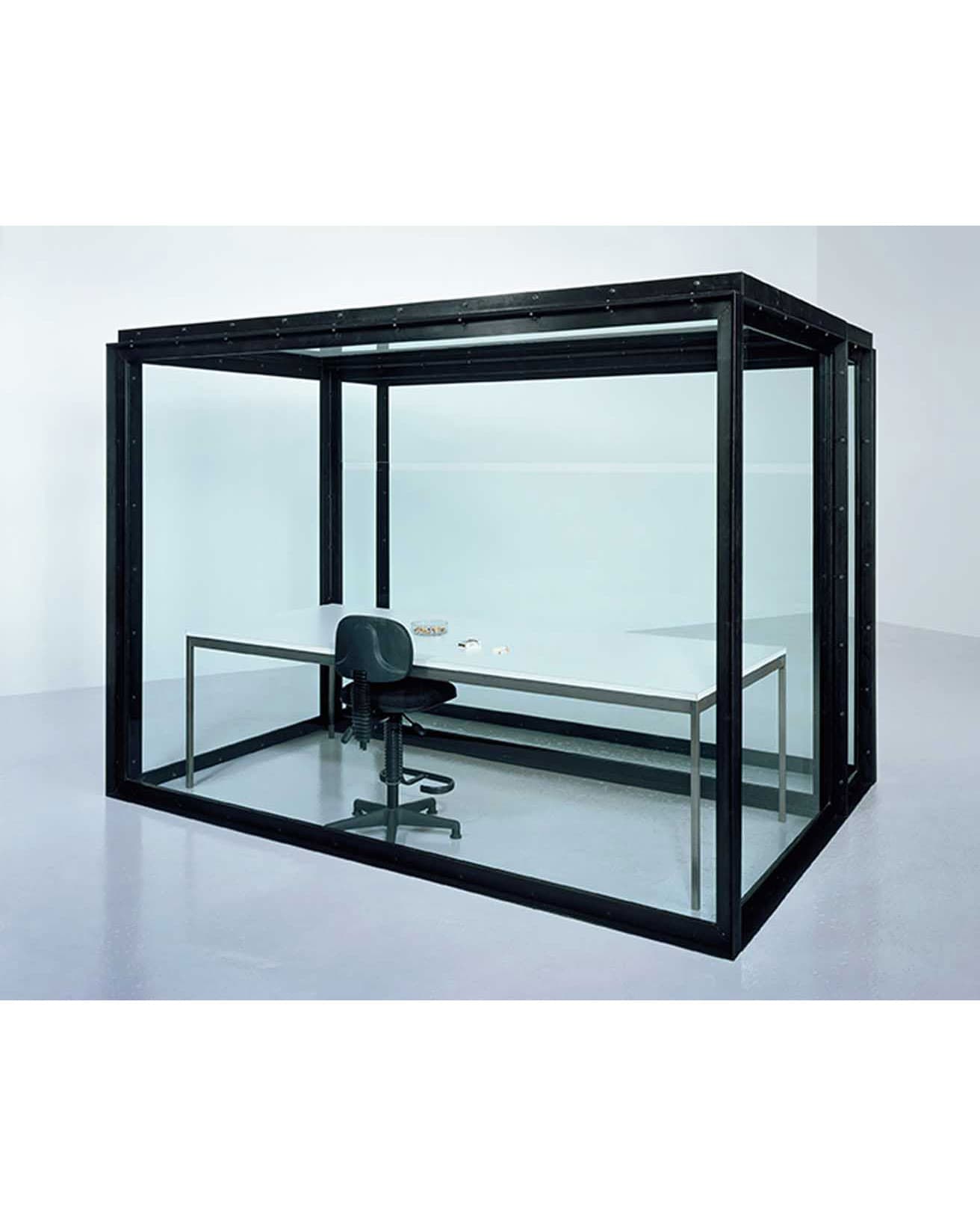 ダミアン・ハースト《後天的な回避不能》1991年、テート美術館蔵　Photographed by Prudence Cuming Associates © Damien Hirst and Science Ltd. All rights reserved, DACS/Artimage 2025