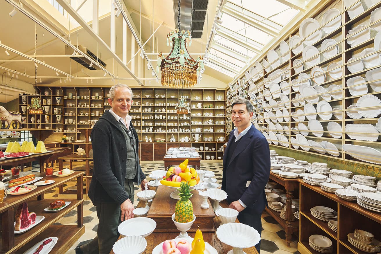 〈アスティエ ド ヴィラット〉　1996年、イヴァン・ペリコリ（左）とブノワ・アスティエ・ド・ヴィラット（右）、そしてアスティエ・ド・ヴィラット家の兄弟姉妹やエコール・デ・ボザールの友人らとともに設立。