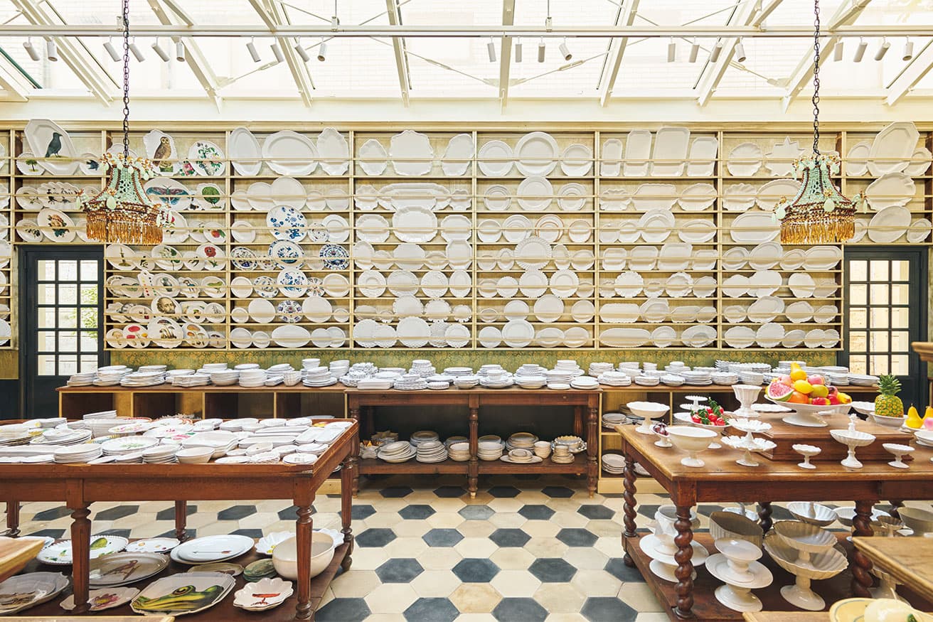 シグネチャーであるエスタンパージュ技法で作られた白い陶器をはじめ、彼ら独特の遊び心が詰まった陶器が並ぶ。