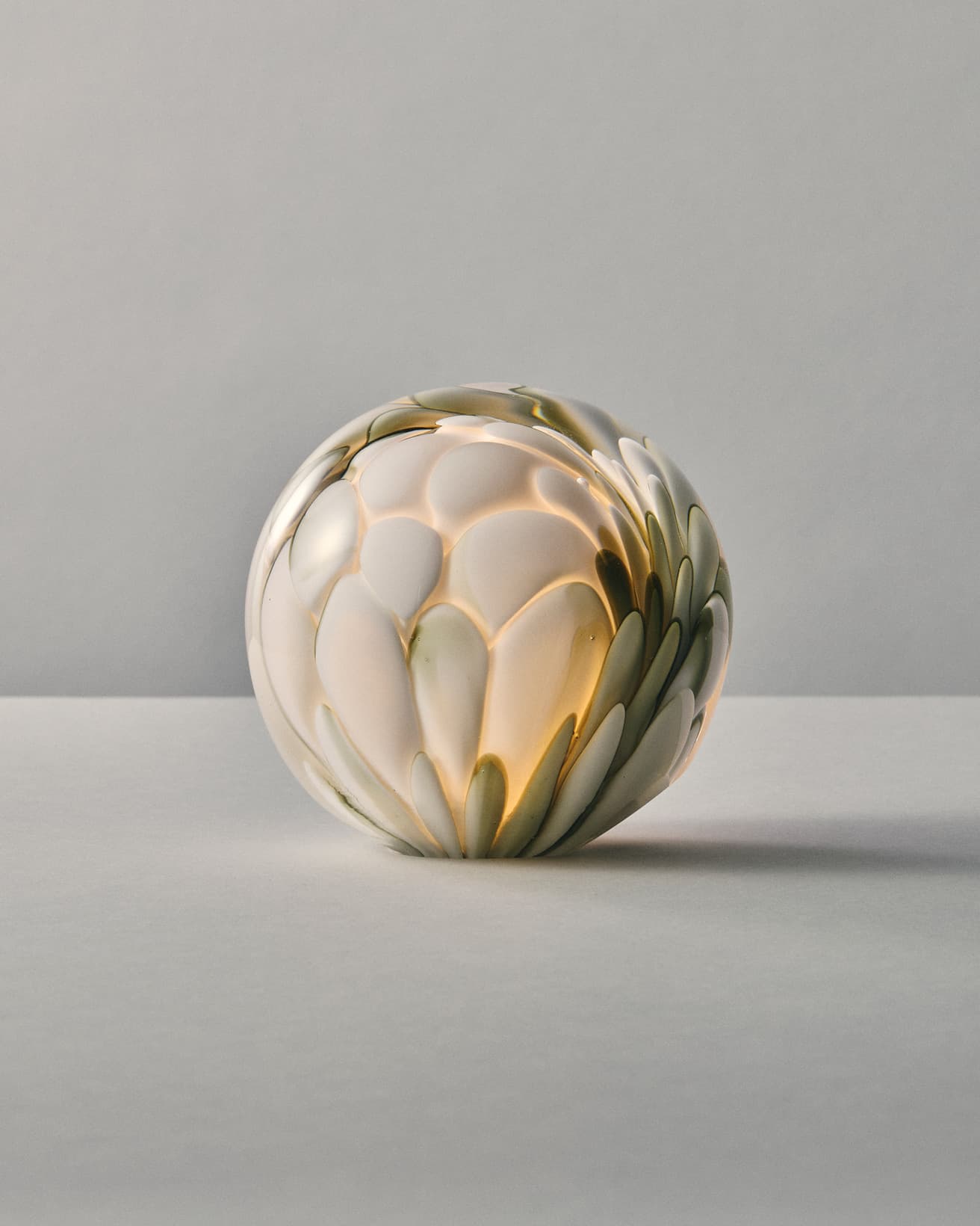 《118p》ホワイト、257,400円。グリーン（写真）、ブロンズ、グレイのシェードカラーを追加したアイテム、327,800円。いずれもφ13〜14.6cm。●スタジオノイ TEL 03 5843 0260。