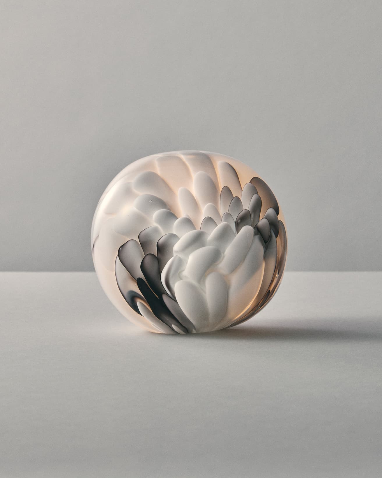 3段階で光量を調節することができ、フル充電で最長80時間の点灯が可能。ハンドメイドのため、サイズ、形状、デザインに個性があるのも魅力の一つ。