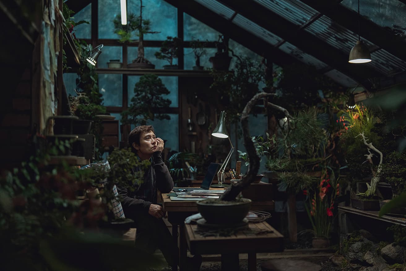 映画『しあわせな選択』より。イ・ビョンホン扮する主人公のマンスが大切にしている温室。