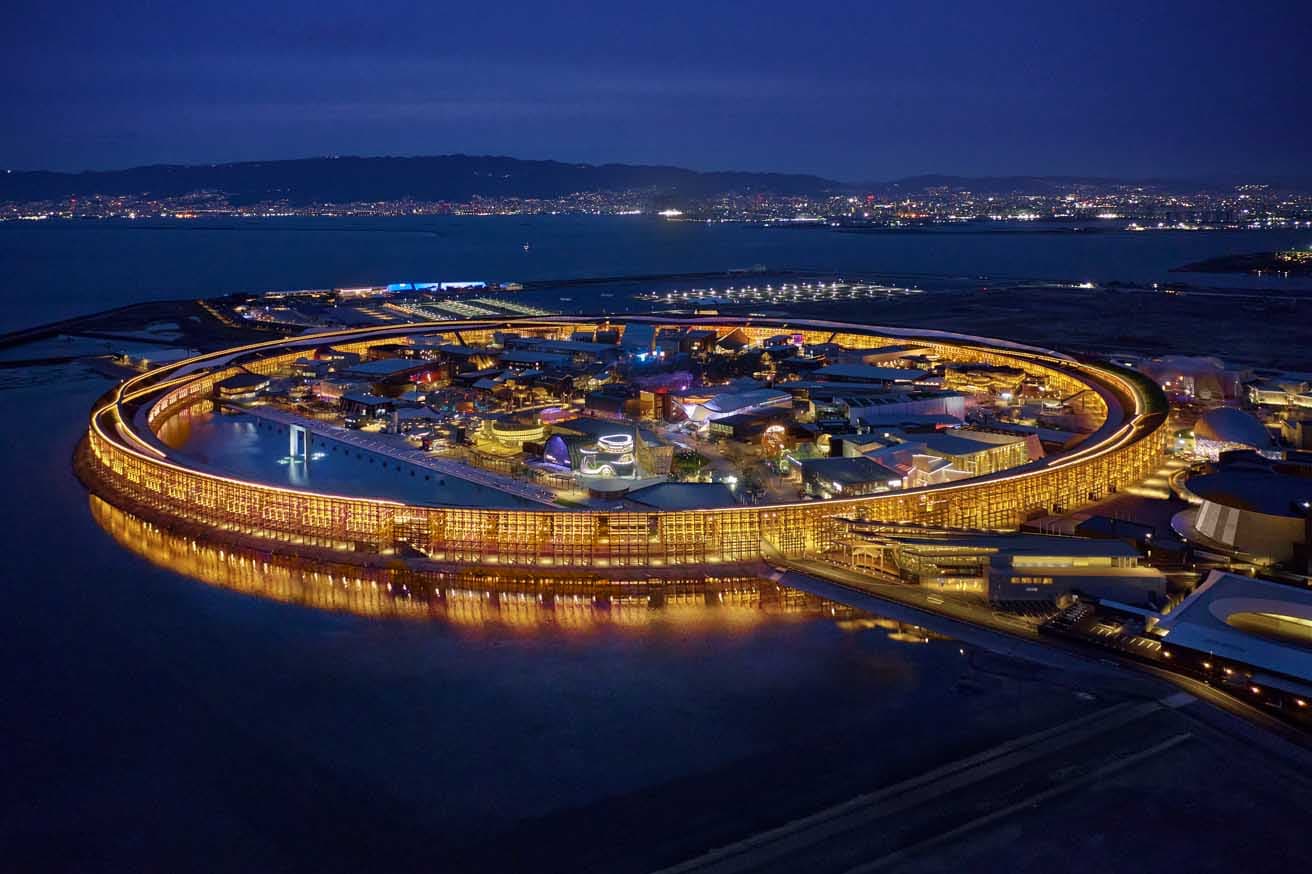 2025年大阪・関西万博のシンボル、大屋根リングの夜景。