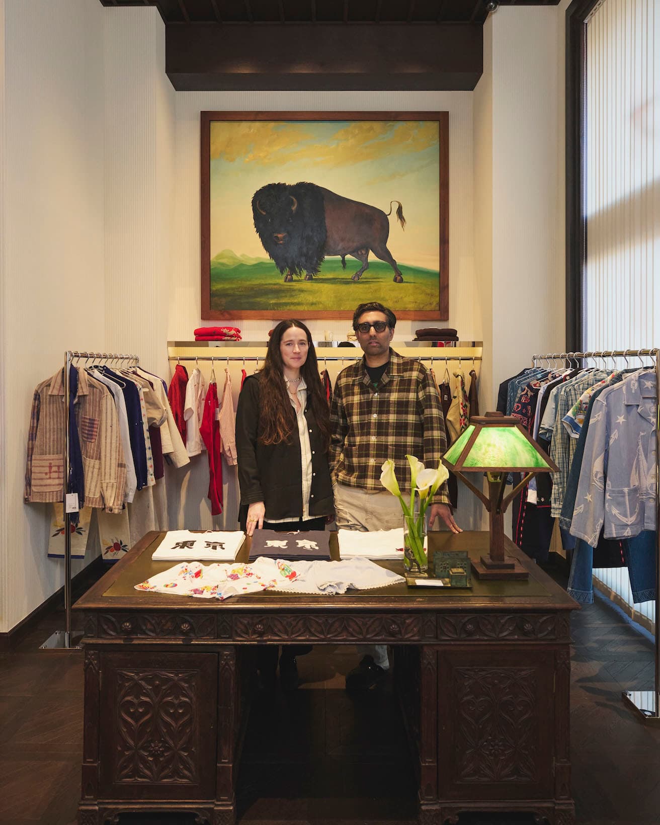 デザイナーのエミリー（左）と、パートナーでデザインスタジオ〈Green River Project LLC〉で活動するエーロン（右）。