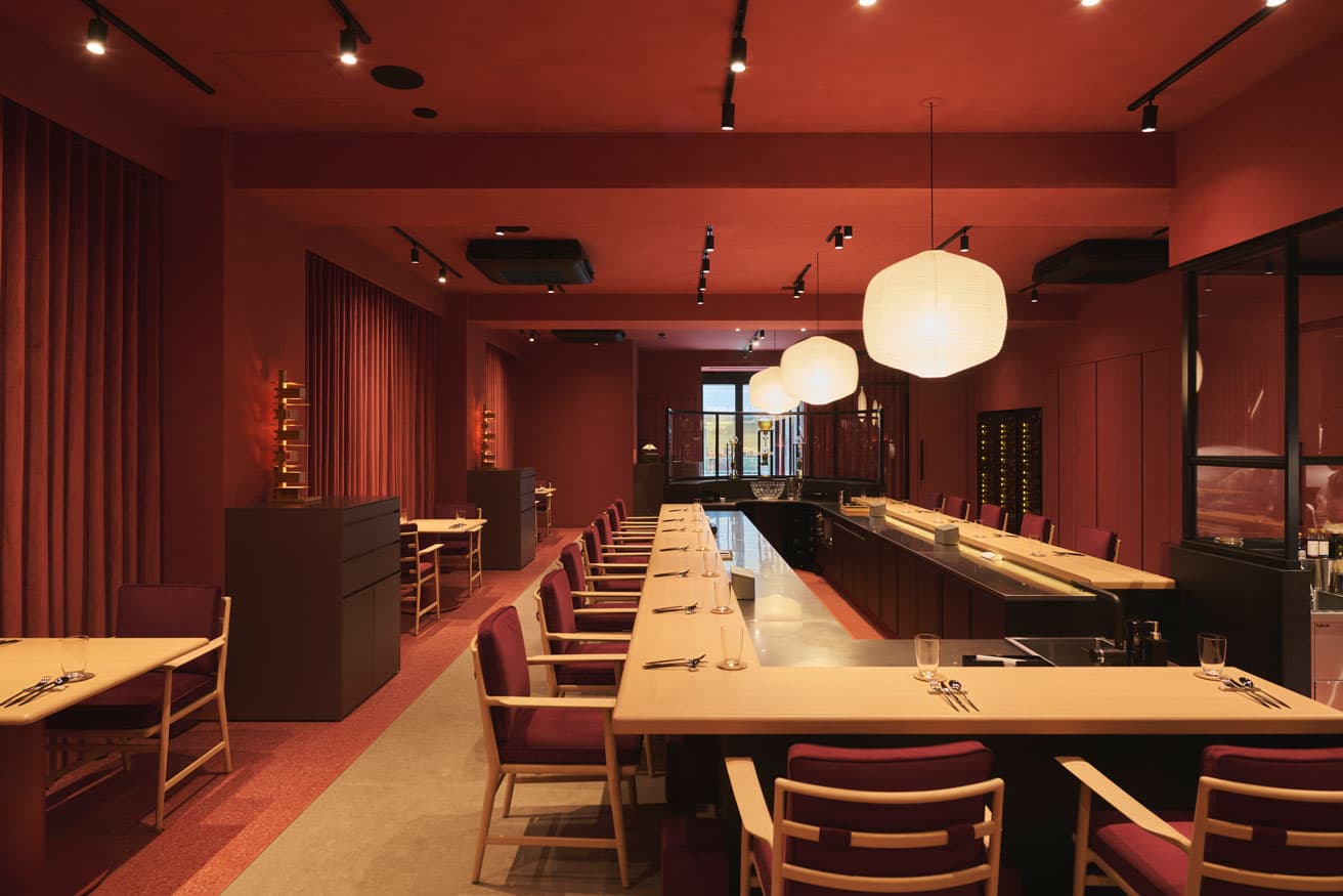 店内は個室含め全33席。和紙ペンダントライト「EDOHOTARU MR」や、オークの「タリアセン３」といった照明を効果的に配する。