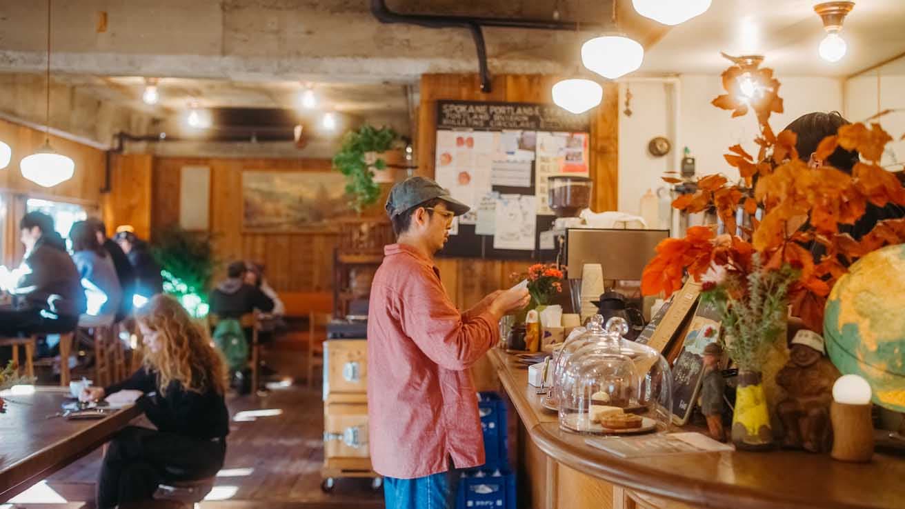 木の温もりに包まれた店内。センスの詰まった気取らないな空間で、コーヒーとともにゆるやかな時間が過ごせる。