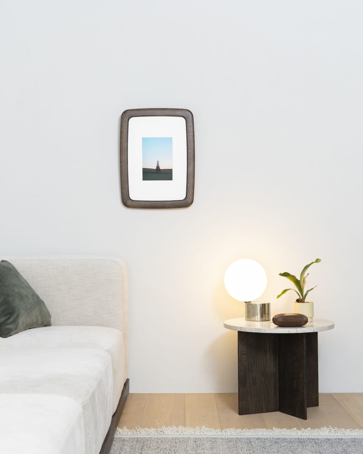 写真を飾ると空間が変わる。小さな家具のような〈+precious by karimoku〉が、〈FUJIFILM〉から誕生。