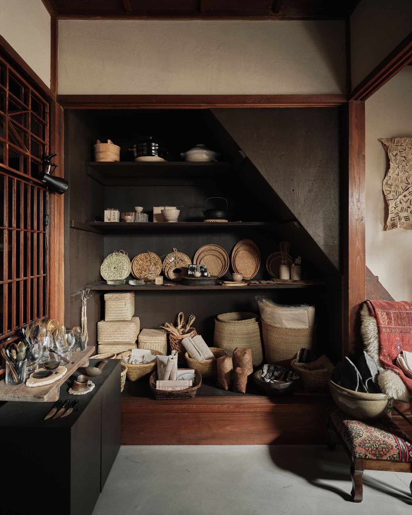 日本の土鍋やモロッコの鍋敷き、ヨーロッパのカトラリーなど、世界中から集まった商品の数々。