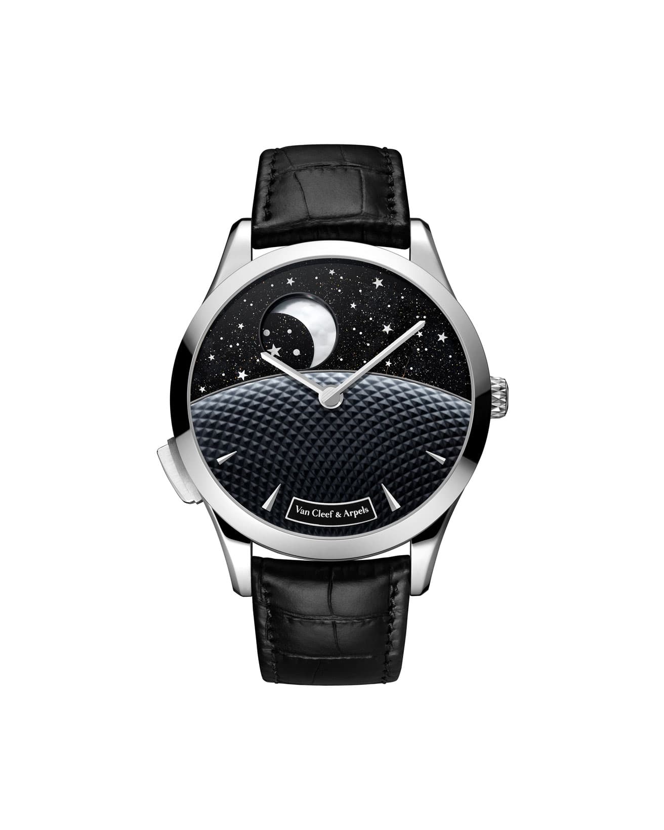 夜の様子。冒頭の写真にあるように、24時間周期の昼夜ディスクの下には白蝶外の上に3つの星空の円を描いたディスクが隠れている。それが24時間より長い周期で回転することで、昼夜ディスクの開口部に月の満ち欠けを表わす。