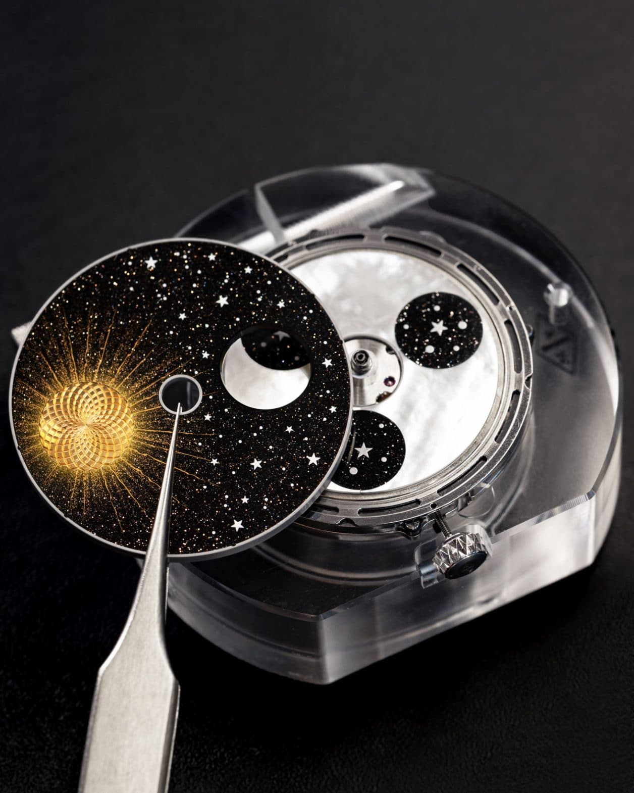 天体の煌めきを刻む〈ヴァン クリーフ&amp;アーペル〉のタイムピース、その内側に宿る美しさの秘密。
