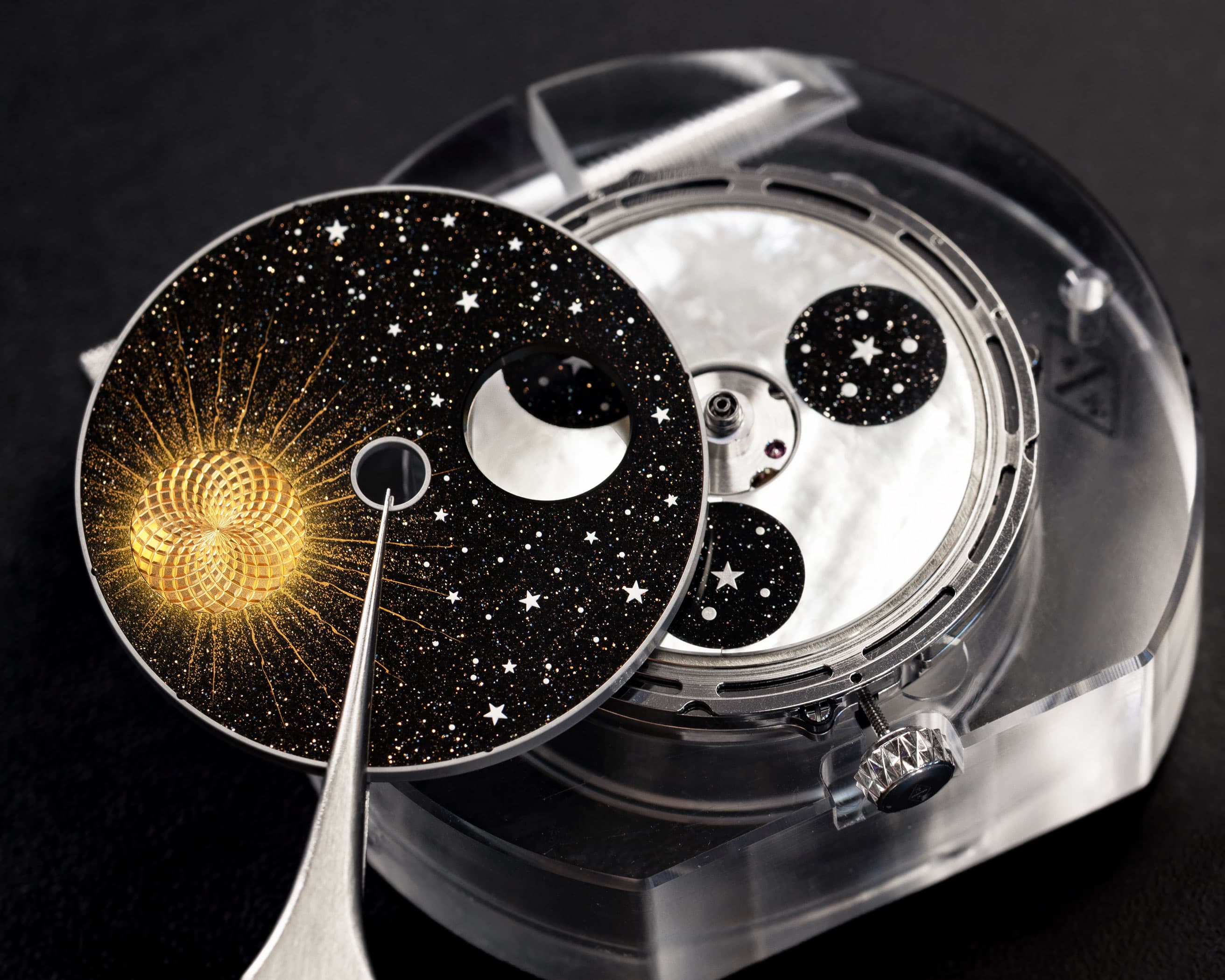 天体の煌めきを刻む〈ヴァン クリーフ&アーペル〉のタイムピース、その内側に宿る美しさの秘密。