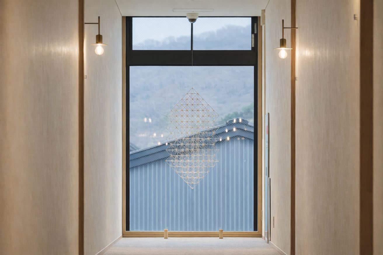 客室通路の奥にひっそりと飾られているヒンメリは、クラフト作家、上原かなえの作品。時間により、さまざまな表情をみせる。
