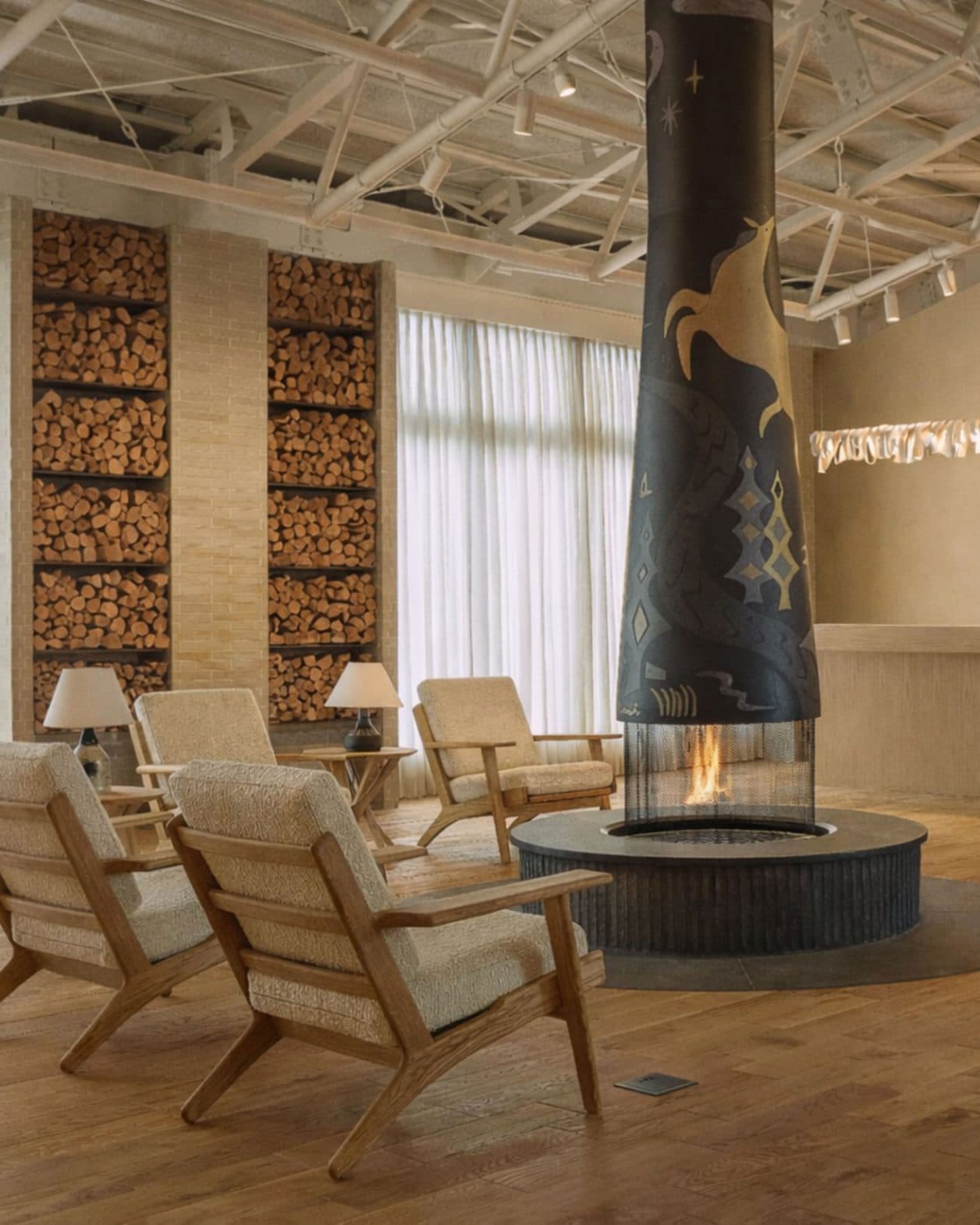 軽井沢駅直結のホテル〈HACIENDA KARUIZAWA〉へ。デザイン監修は〈ザ・コンランショップ〉です。